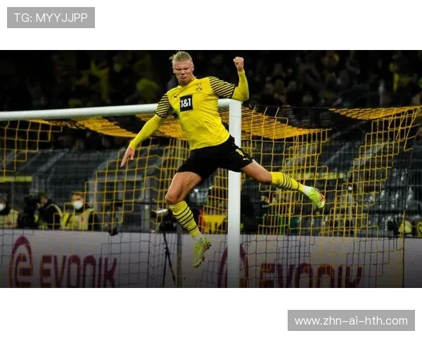 哈兰德背身拿球完成转身